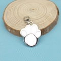 Detailweergave van zilveren hondenpoot hanger met roze emaille en karabijnsluiting - 32*25*2mm / Wit