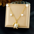 Détail du pendentif tortue dorée avec nacre blanche et perles sur chaîne en acier - Style Pendentif Tortue de Mer Perle Coquillage(N3728)