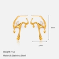 Détail des boucles d'oreilles lave en acier doré 18K avec incrustation de zircon - Clous de Lave Irréguliers avec Zircone