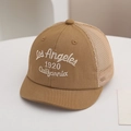 Dettaglio del ricamo Los Angeles 1920 su berretto in rete marrone per bambini - 48-50cm / Caffè Scuro