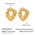 Detail view of gold stainless steel chunky hoop earrings with dimensions and weight info - Irregular Hammered Gold Style (YYE023295-G)