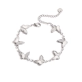 Détails macro du bracelet papillon en acier inoxydable argenté aux motifs texturés - Argenté