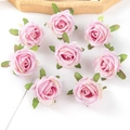 Vista plana de ocho cabezas de flores de rosas artificiales de seda rosa con hojas verdes - Rosa Púrpura