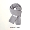 Vue détaillée d'une écharpe en maille grise pour enfants avec étiquette Feiding - Tricot Fin Gris