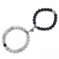 Détail de bracelets magnétiques pour couples avec perles noires mates et pierres naturelles - Cœur Blanc - Amazonite et Perles Dépolies