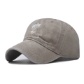 Détail de la casquette de baseball en coton lavé kaki avec broderie de cocotier blanc - Broderie de Cocotier / Beige