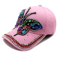 Detail der rosa Baseballkappe mit großem Strass-Schmetterling und verzierten Krempe - M (56-58cm) / Rosa