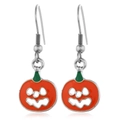 Λεπτομέρεια από σκουλαρίκια κολοκύθας Halloween με πορτοκαλί σμάλτο και ασημί άγκιστρα - Άγκιστρα Κολοκύθας