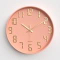 Moderne 12-Zoll Quarzwanduhr in Korallenrosa mit goldenen 3D-Ziffern für das Wohnzimmer - Hellrosa