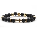 Dettaglio del bracciale con pietre laviche, occhio di tigre e croce in zirconi oro - Pietra lavica oro