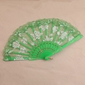 Détail de l'éventail pliable en dentelle verte avec roses blanches et dorures - Vert