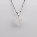 Vue détaillée d'un pendentif en cristal blanc en forme de larme et chaîne argentée - Goutte d'eau Blanc Transparent-60CM Chaîne Torsadée