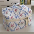 Trousse à maquillage matelassée avec nœuds bleus et roses avec tirette en ruban - Fleur Bleue à Nœud (Trousse à Maquillage)