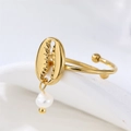 Detalle de anillo abierto de oro de 18k con diseño de concha y perla blanca colgante - Blanco/R00890G-W