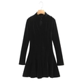 Abito corto slim in velluto nero con maniche lunghe ed elegante scollo a V su bianco - Taglia S / Nero