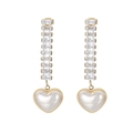 Pendientes largos de perla con forma de corazón y cadena de circonitas doradas - Estilo Perla de Corazón (KE103780-HM)