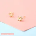 Boucles d'oreilles fleurs dorées minimalistes avec zircons clairs, taille 0,6 cm - Rayonnement à Quatre Pétales