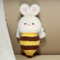 Süßer Plüsch-Hase Biene mit weichen gelben Streifen und weißen Flügeln auf dem Sofa - 35cm / Stehend