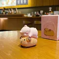 Figura de cerdo rosa sobre carpincho amarillo de resina con caja de regalo - Estabilidad Emocional (Cerdo con Carpincho)