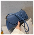 Detalle de bolso de hombro azul con patrón de cocodrilo y solapa triangular elegante - Azul