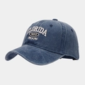 Dettaglio del cappellino vintage in denim lavato con ricamo bianco in rilievo - Regolabile / Blu navy