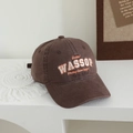 Dettaglio del ricamo WASSOP su un berretto da baseball marrone in cotone per ragazzi - 52-54cm (3-8 Anni) / caffè