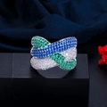 Dettaglio di un anello a tre colori con micro-pavé di cristalli blu verdi e bianchi - Base Argento con Pietre Multicolore / Argento