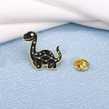 Broche dinosaure en émail noir avec constellations dorées et fermoir papillon métallique - Style Brachiosaure (CZ0591-1)