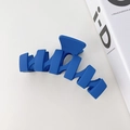 Matte blue resin hair claw clip for elegant hairstyles on a minimalist white background - Wave Style / 10.5cm / Klein Blue