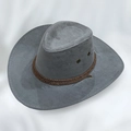 Vue détaillée d'un chapeau de cowboy gris avec ruban tressé marron et bord piqué - 58cm Taille Unique / Chapeau Gris avec Corde Tressée