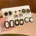 Set di orecchini vintage dorati con perle, smalto e strass presentati su cartoncino - Set di 6 Paia Stile Vintage Nero Oro Bianco (HE30231)