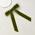 Detalle del lazo para el pelo en terciopelo verde oliva con cintas largas elegantes - Verde