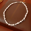 Dettaglio della collana di perle di zircone con accenti floreali argento su base in pelle - Rosa