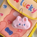 Porte-clés lapin en peluche rose avec broderie sur un sac jaune à motif Lucky - Lapin rose