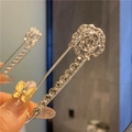Detailopname van een zilveren bloemspeld met schitterende witte strass-steentjes - Roos Stijl (Zilver)