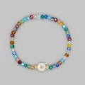 Dettaglio macro del bracciale di cristalli colorati con lettera F dorata - Lettera F