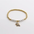 Pulsera elástica de perlas y cuentas doradas con dije de mariposa en circón multicolor - Colgante de Mariposa con Cuentas Elásticas / Dorado/Mariposa Multicolor