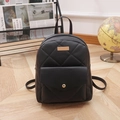 Eleganter schwarzer gesteppter Damenrucksack mit goldenen Details und Rautenmuster - Schwarz