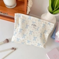 Tragbare Kosmetiktasche aus cremefarbenem Canvas mit hellblauem Schleifendruck - Blau