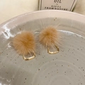 Boucles d'oreilles triangulaires dorées avec pompons en fausse fourrure kaki et métal - Boule de Poils Triangle Kaki (2538)