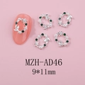 Détail de bijoux d'ongles en forme de couronne argentée avec strass verts et perles nacrées - Style Ovale Vert Argent (AD46)