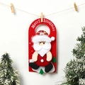 Dettaglio di un appendiporta a forma di Babbo Natale in feltro rosso con scritta Merry Christmas - Decorazione Porta Babbo Natale Rosso