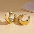 Orecchini a cerchio a forma di C dorati lucidi su sfondo minimalista con pietra - Perno in Acciaio - Oro - Forma a C Larga