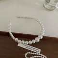 Dettaglio di cerchietto con perle sfumate e lucentezza elegante su vassoio - Perla / Perla Grande Bianca