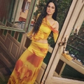 Dettaglio del set due pezzi tie-dye giallo e arancione con top a spalle scoperte e gonna lunga - S / Marrone
