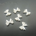 Abalorios de mariposa de resina blanco perlado para joyas DIY y arte de uñas - 14*18mm Lazo