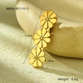 Dettaglio molletta per capelli a fiori dorati con dimensioni 5.4cm e design a margherita - Stile Tre Fiori in Fila Oro