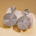 Dettaglio orecchini geometrici argento con trama intrecciata su supporto in pietra - Perno in acciaio inossidabile - Argento