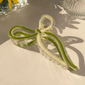 Pinza de pelo minimalista en acrílico verde hierba y crema con curvas elegantes - Pinza de Lazo de Cinta / Verde Hierba
