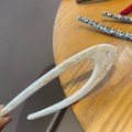 Forcina a U in acetato crema marmorizzato con strass per acconciature di classe - Marmo Bianco (Pois)